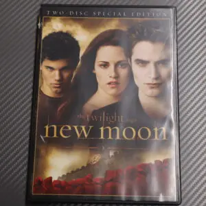 Cover of the Twilight: New Moon DVD featuring main characters.