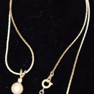 Delicate necklace with a pearl pendant design.