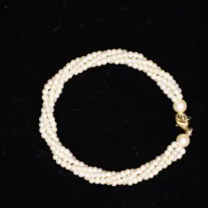 Elegant pearl bracelet with intertwined design.